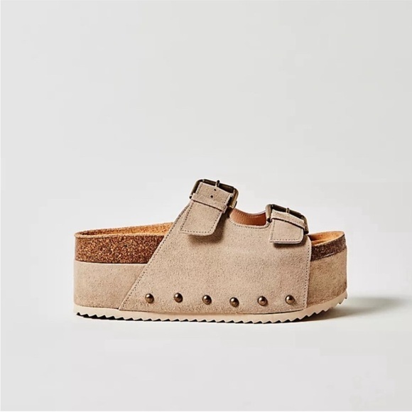 Free People Shoes - EUC. Size 8. Tan Platform Sandals with Buckle Detail.  Sexy. Cute. Comfortable